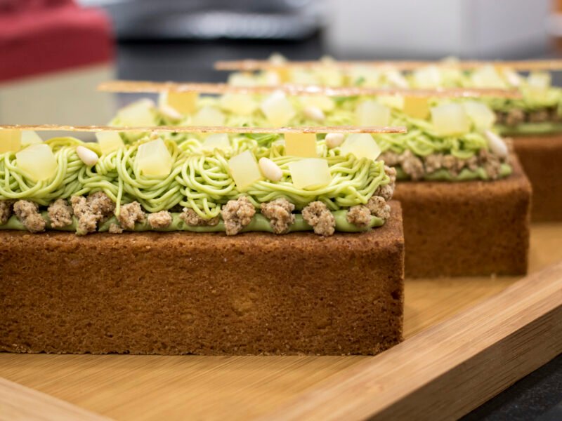 Cake de albahaca, piñon y clavo